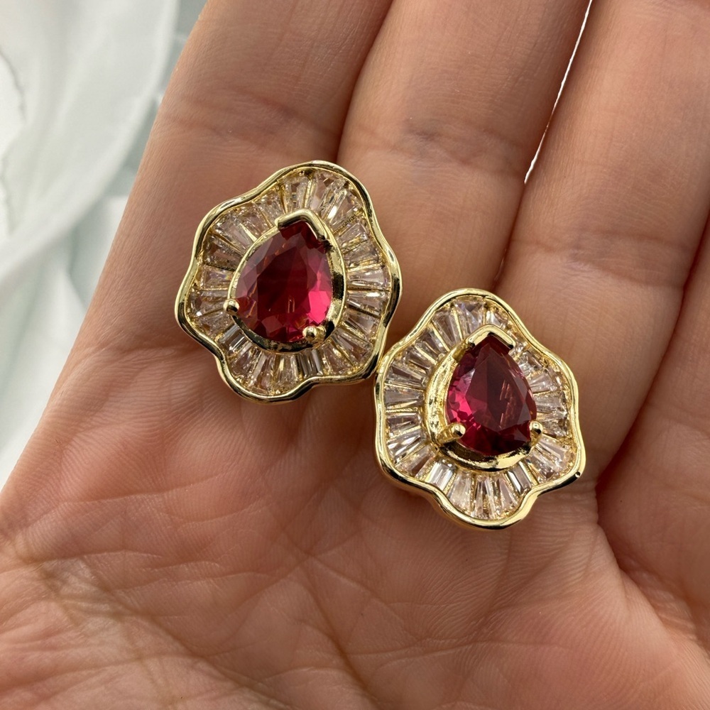 Classic vintage women Gold and Red Gemstone Earrings - Picture 7 of 11